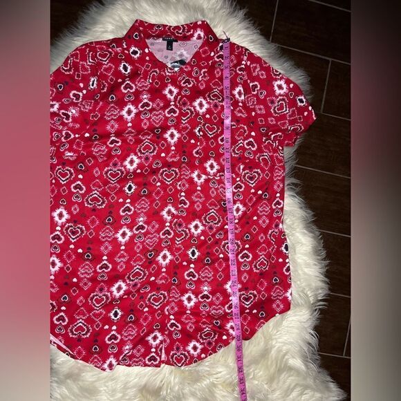 Torrid Red Paisley heart w/Pocket button down blouse sz 2X - Picture 11 of 11